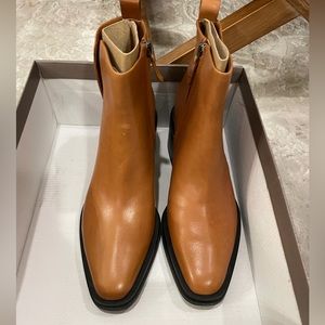 FRANCO SARTO- COGNAC LEATHER
Dalden Booties